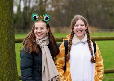 Schülerinnen und Schüler bei der Spendenwanderung