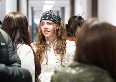 Schülerinnen und Schüler bei der Spendenwanderung