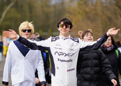 Schülerinnen und Schüler bei der Spendenwanderung