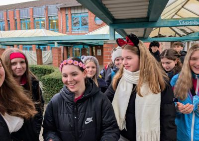 Schülerinnen und Schüler bei der Spendenwanderung