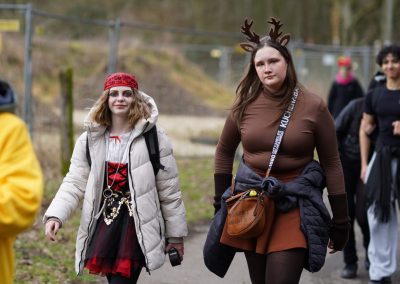 Schülerinnen und Schüler bei der Spendenwanderung