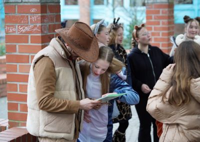 Schülerinnen und Schüler bei der Spendenwanderung