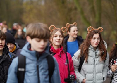 Schülerinnen und Schüler bei der Spendenwanderung