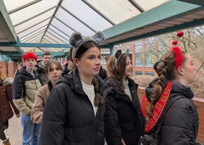 Schülerinnen und Schüler bei der Spendenwanderung