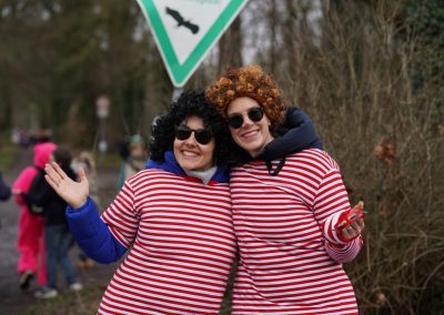 Schülerinnen und Schüler bei der Spendenwanderung