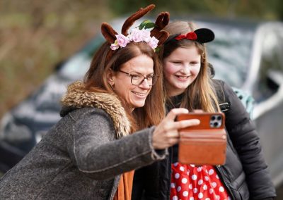 Schülerinnen und Schüler bei der Spendenwanderung