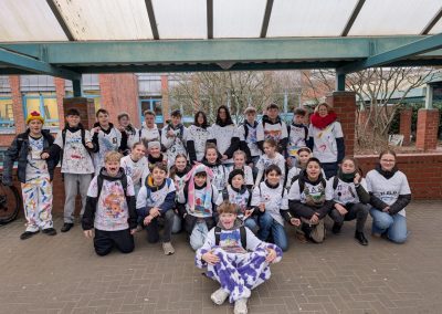 Schülerinnen und Schüler bei der Spendenwanderung