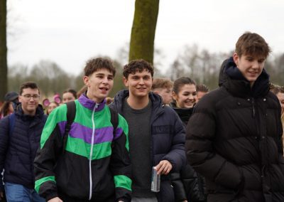 Schülerinnen und Schüler bei der Spendenwanderung