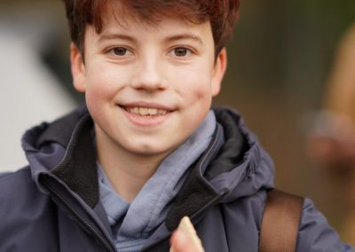 Schülerinnen und Schüler bei der Spendenwanderung