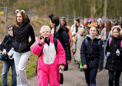 Schülerinnen und Schüler bei der Spendenwanderung