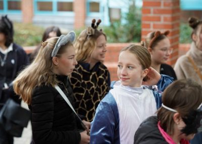 Schülerinnen und Schüler bei der Spendenwanderung