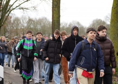 Schülerinnen und Schüler bei der Spendenwanderung