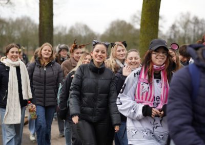Schülerinnen und Schüler bei der Spendenwanderung