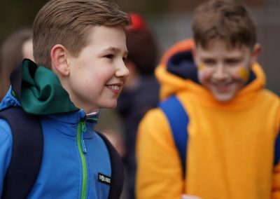 Schülerinnen und Schüler bei der Spendenwanderung