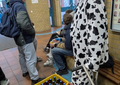 Schülerinnen und Schüler bei der Spendenwanderung