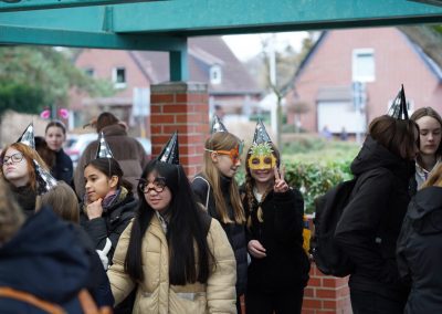 Schülerinnen und Schüler bei der Spendenwanderung
