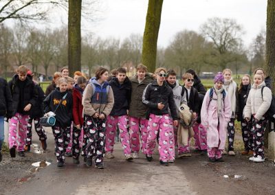 Schülerinnen und Schüler bei der Spendenwanderung
