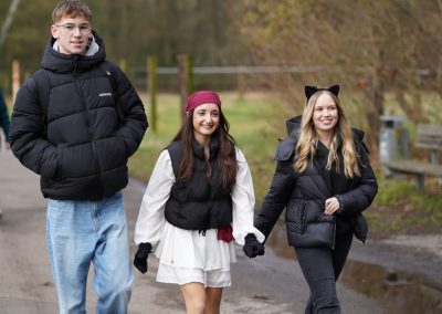 Schülerinnen und Schüler bei der Spendenwanderung