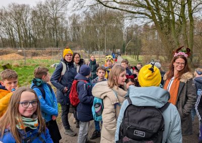 Schülerinnen und Schüler bei der Spendenwanderung