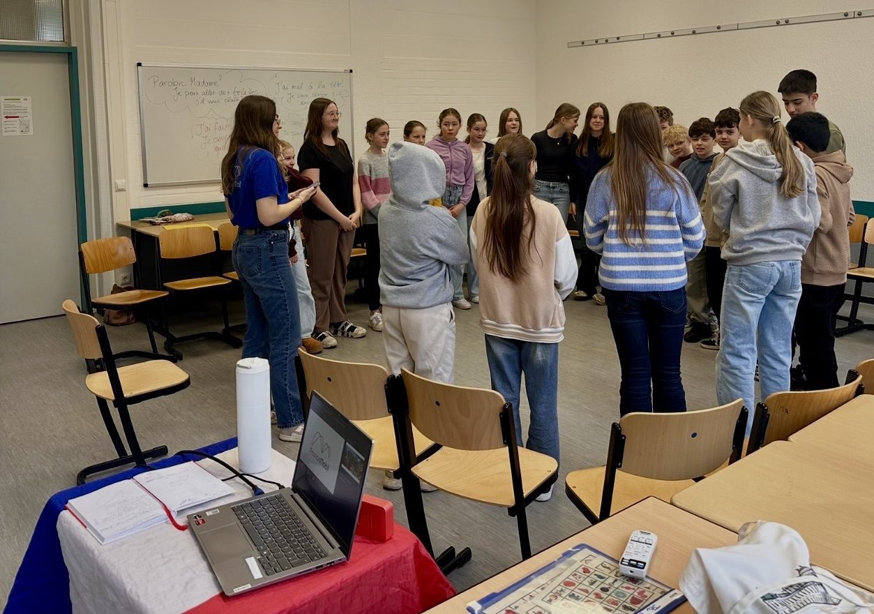 Schülerinnen und Schüler während bei einem Spiel des FranceMobil-Programms