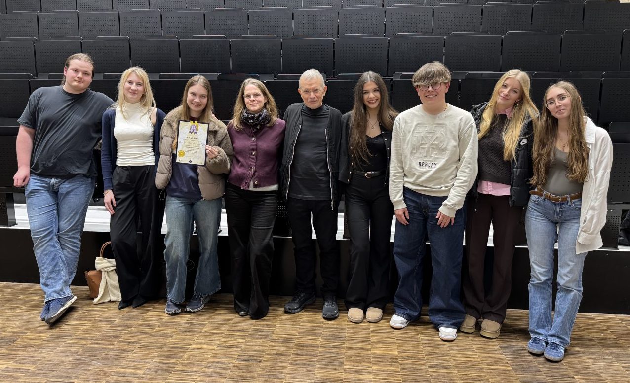 Die Schülerinnen und Schüler des Pädagogik Grundkurses gemeinsam mit ihrer Lehrerin Stephanie Trampler-Steigels und Professor Klaus Hurrelmann