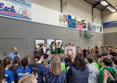 Schüler auf dem Podest bei der Siegerehrung