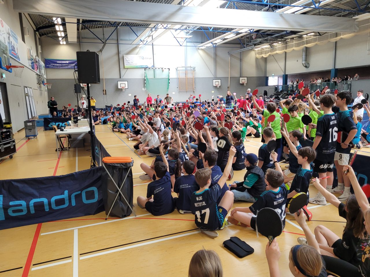 Die Teilnehmerinnen und Teilnehmer des Milch-Cup-Turniers in der Sporthalle des WJG