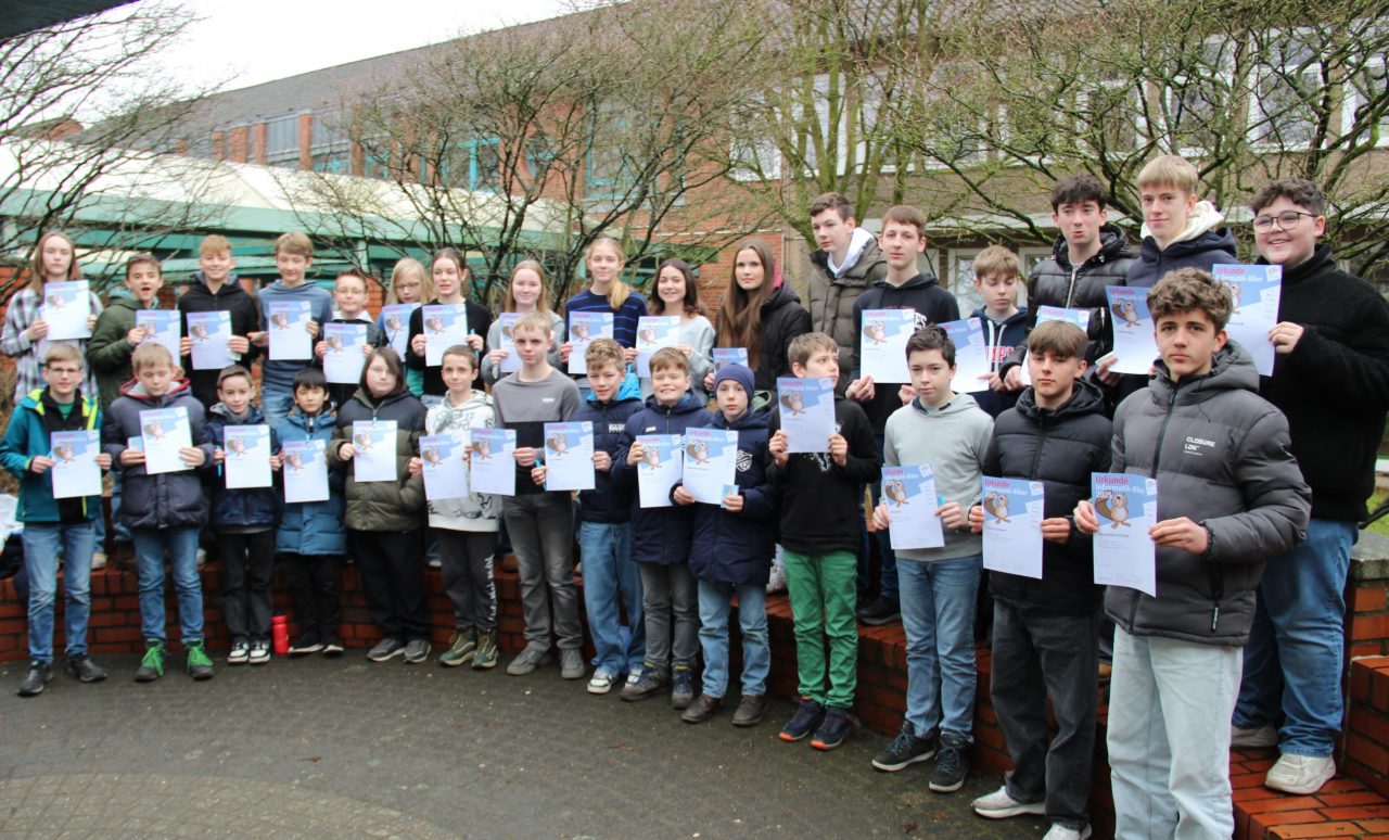 Informatik-Biber-Wettbewerb 2025 Schülerinnen und Schüler mit Urkunden bei der Siegerehrung des Informatik-Wettbewerb