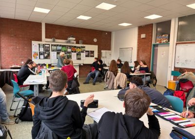 Die Aktivistin Irmela Mensah-Schramm im Gespräch mit Schülerinnen und Schülern der 9b