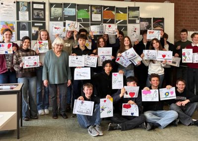 Gruppenbild der Klasse 9b mit der Irmela Mensah-Schramm