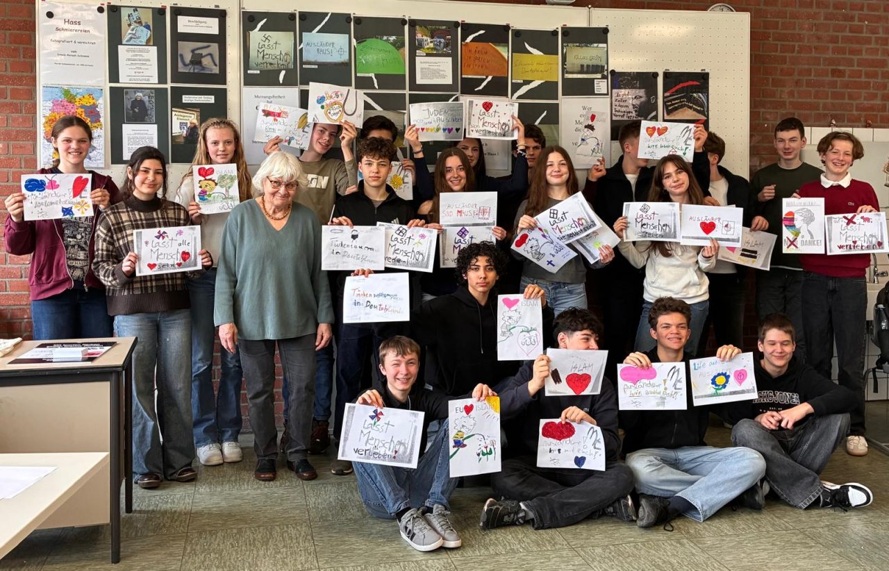 Gruppenbild der Klasse 9b mit der Irmela Mensah-Schramm