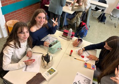 Schülerinnen übermalen während des Workshops fremdenfeindliche Parolen