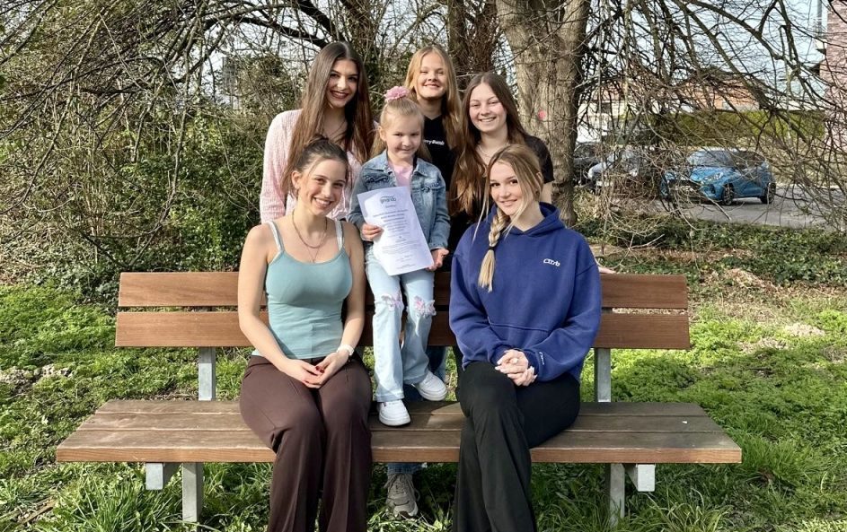 Das Gewinner-Team bei einem gemeinsamen Gruppenfoto