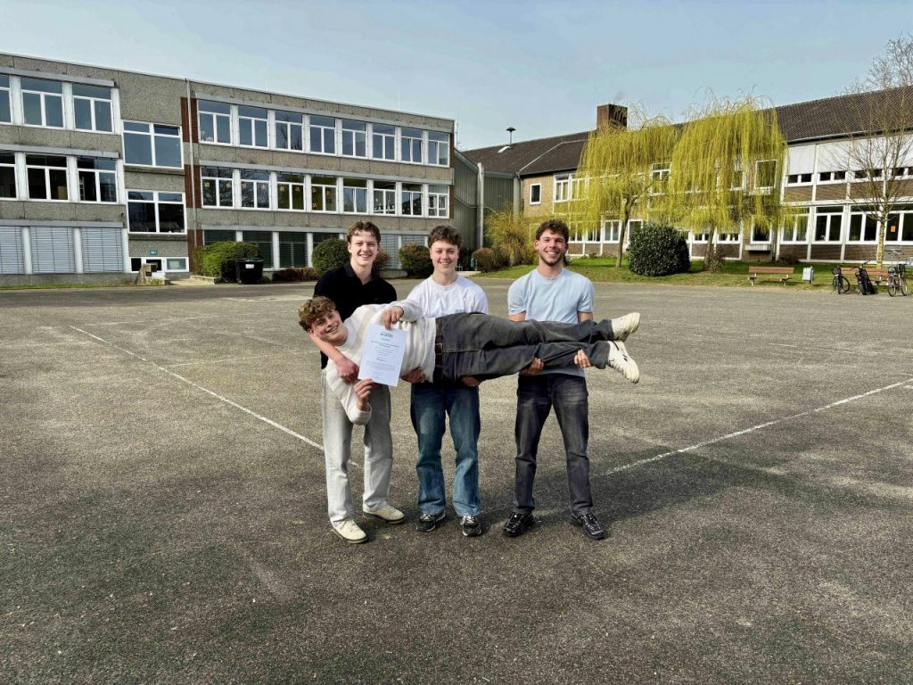 Gruppenfoto des zweitplatzierten Teams