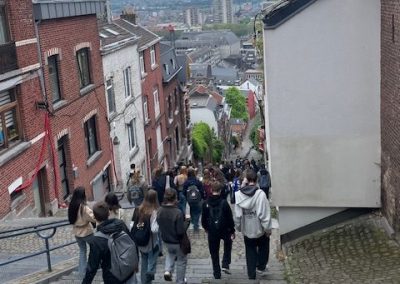 Schülerinnen und Schüler auf der Treppe des Montagne de Bueren