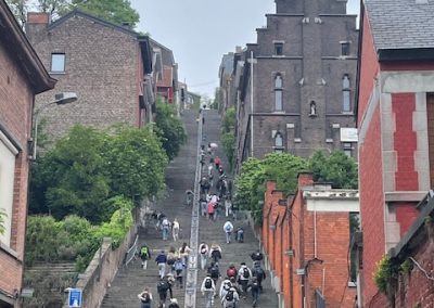 Schülerinnen und Schuler auf der Treppe des Montagne de Bueren