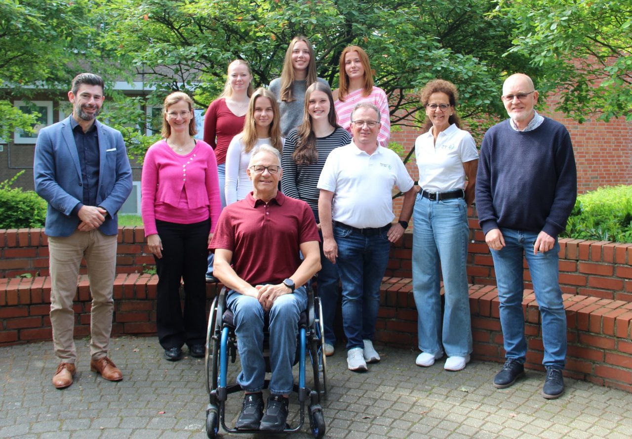 Übergabe der Einnahmen vom Spendenlauf 2026 Gruppenbild der Schulleitung und der Schülervertretung mit den Spendenempfängern