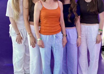 Gruppenbild der Schülerinnen mit ihrer Lehrerin Frau Jerzewski