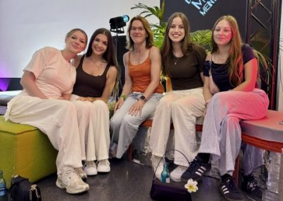 Gruppenbild der Schülerinnen mit ihrer Lehrerin Frau Jerzewski