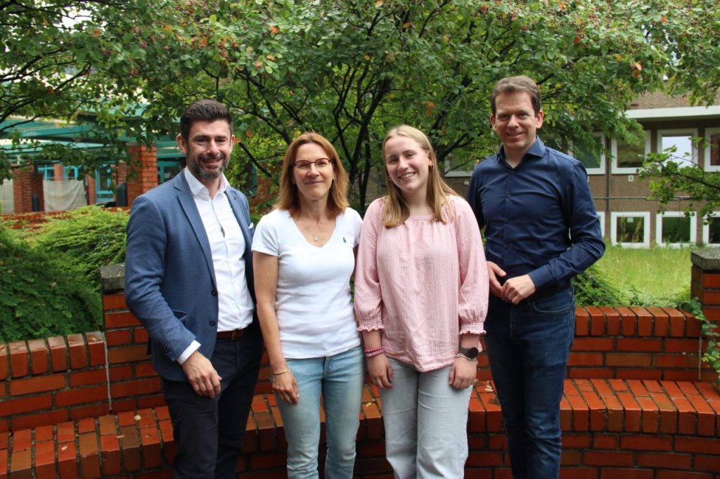 Die Schülerin Luzie Coenen mit Lehrerin Birgit Jerzewski, Schulleiter Alexandros Syrmoglou und den Bundestagsabgeordneten Dr. Martin Plum