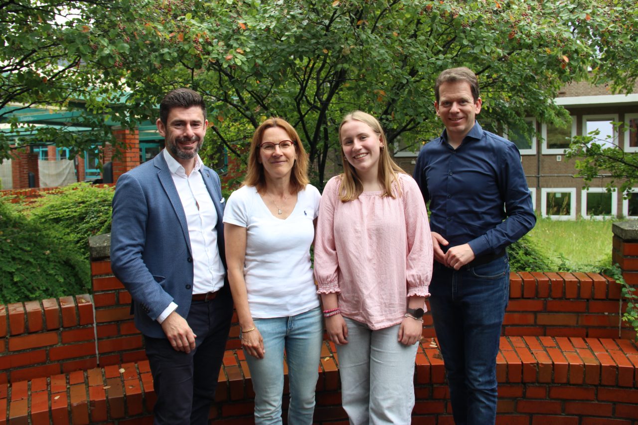 Die Schülerin Luzie Coenen mit Lehrerin Birgit Jerzewski, Schulleiter Alexandros Syrmoglou und den Bundestagsabgeordneten Dr. Martin Plum