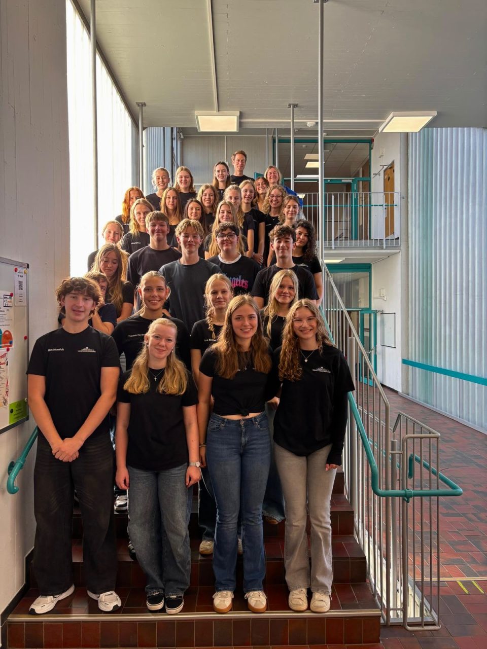 Gruppenbild der Schülervertretung 2026 im Treppenhaus des WJG