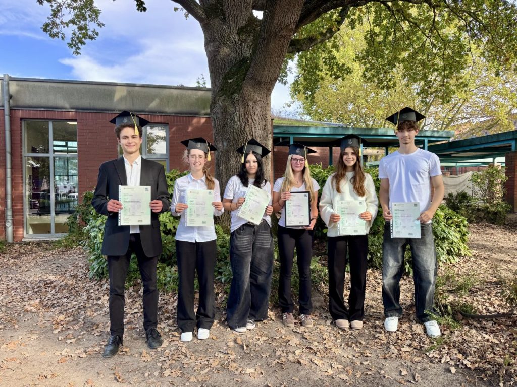 Gruppenbild der erfolgreichen Schülerinnen und Schüler vor der Mensa