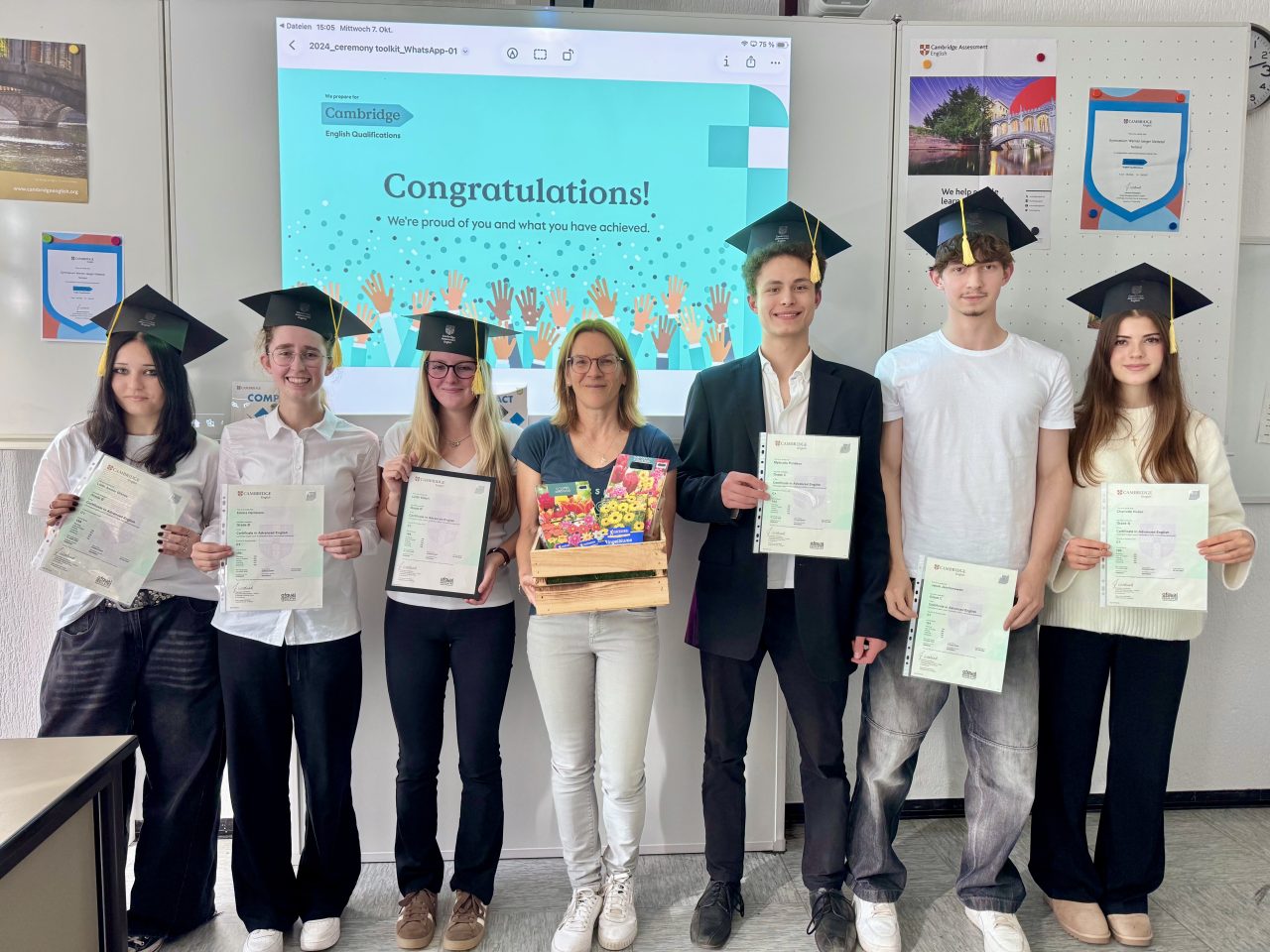 Cambridge Zertifikat 2026 Gruppenbild der erfolgreichen Schülerinnen und Schüler mit ihrer Lehrerin