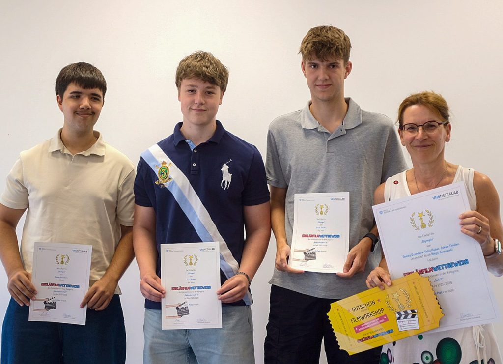 Das Siegerteam mit ihrer Lehrerin bei der Preisverleihung