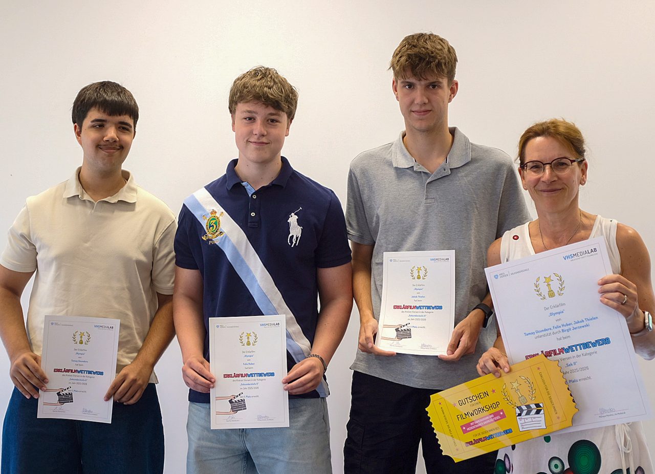 Erklaerfilmwettbewerb Viersen 2026 Das Siegerteam mit ihrer Lehrerin bei der Preisverleihung